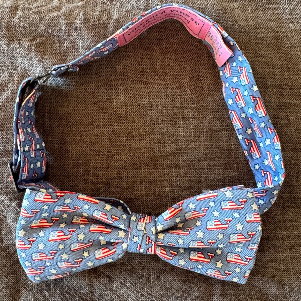 Vineyard Vines Adjustable Bow tie - Blue with flag whale print EUC